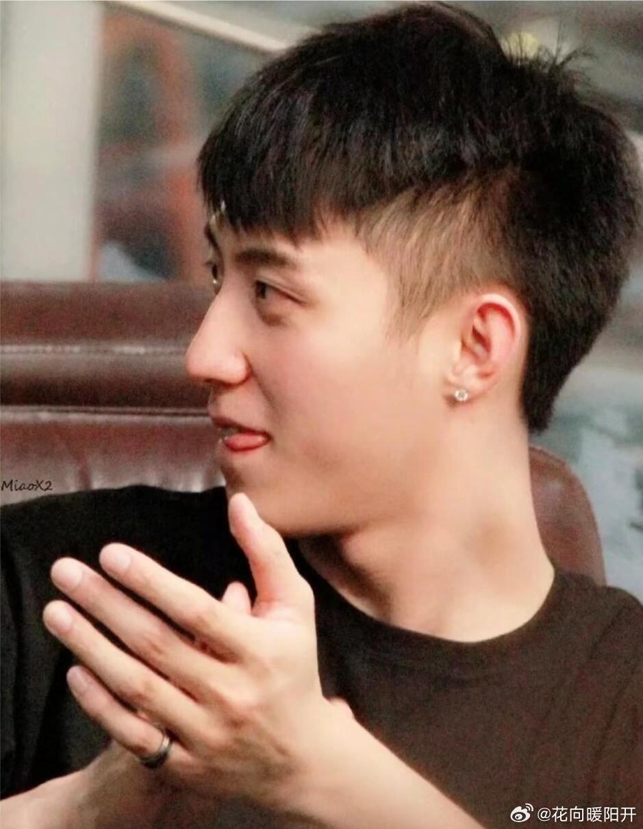 黄景瑜手控天菜手控的快乐谁懂啊🥰黄景瑜的手修长又有力量，每一处都精准戳中审美