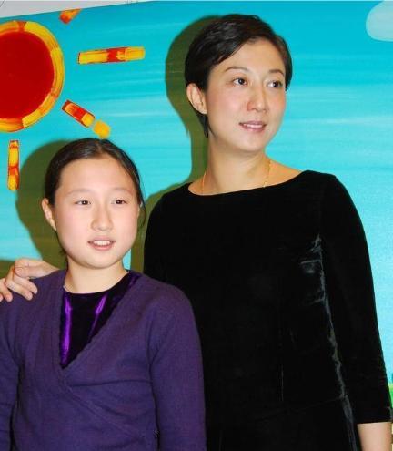 一顿操作猛如虎，再看结果二百五，宗馥莉和杜建英都成为了受害者。成龙的情人把私生