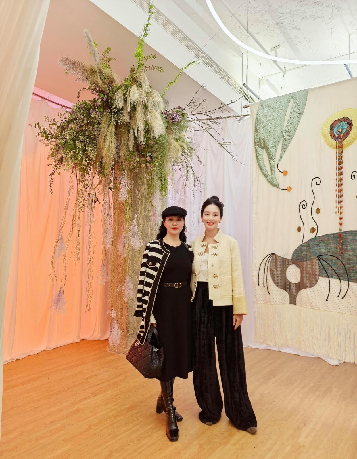 产后状态极好的杨采钰晒与妈妈合照，杨妈妈颜值和身材完全不输女儿，这气质也太好了！