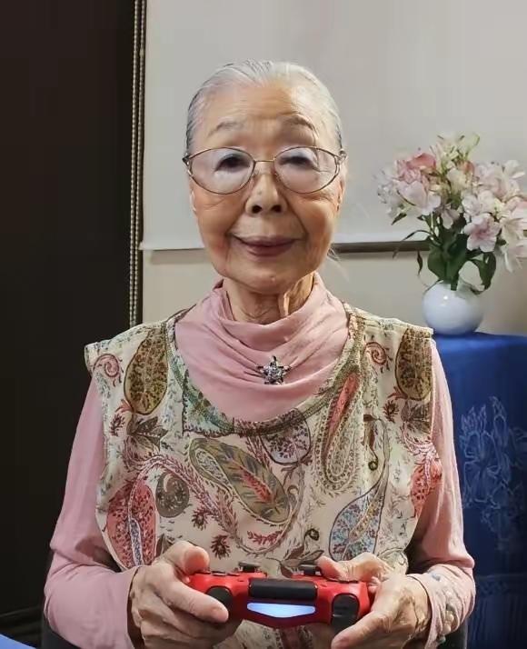 复旦大学陈果教授曾说：“人老了，千万不要享清福，只要你身体没有大毛病，你必须每天