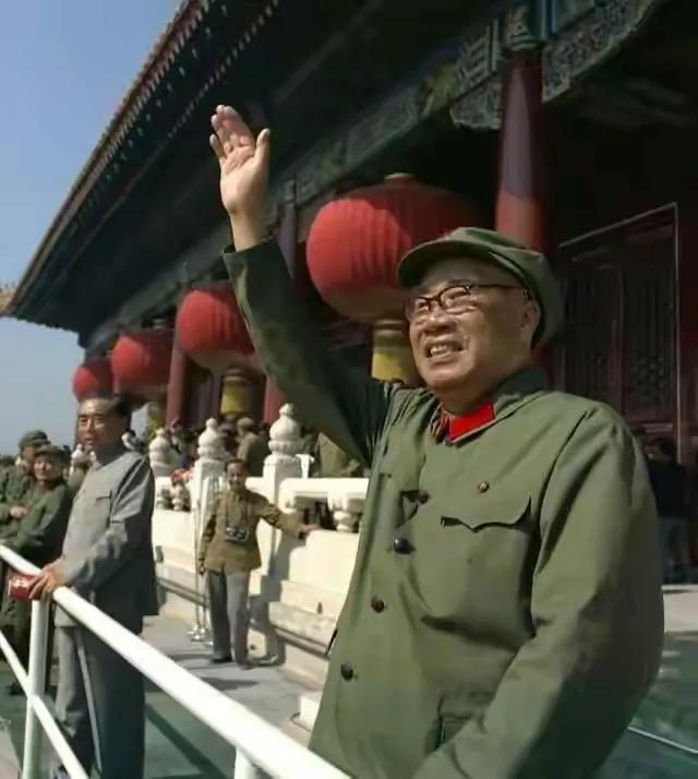 1959年11月1日，北京香山。朱老总登上香山，看见一队青年人打着红旗，放声高