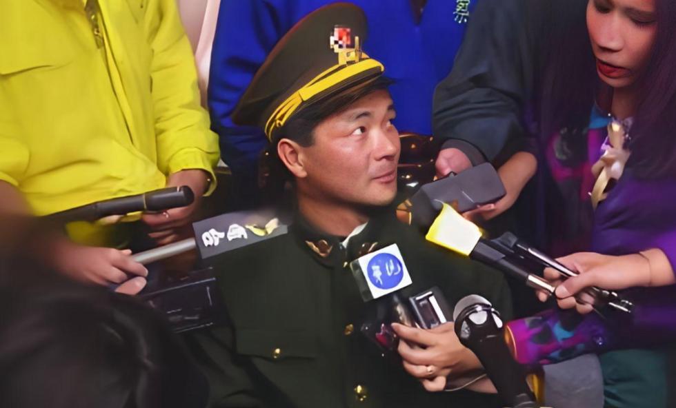 1994年2月18日，福建一名商人身着仿真武警制服，搭配伪造证件，带着养母、妻子