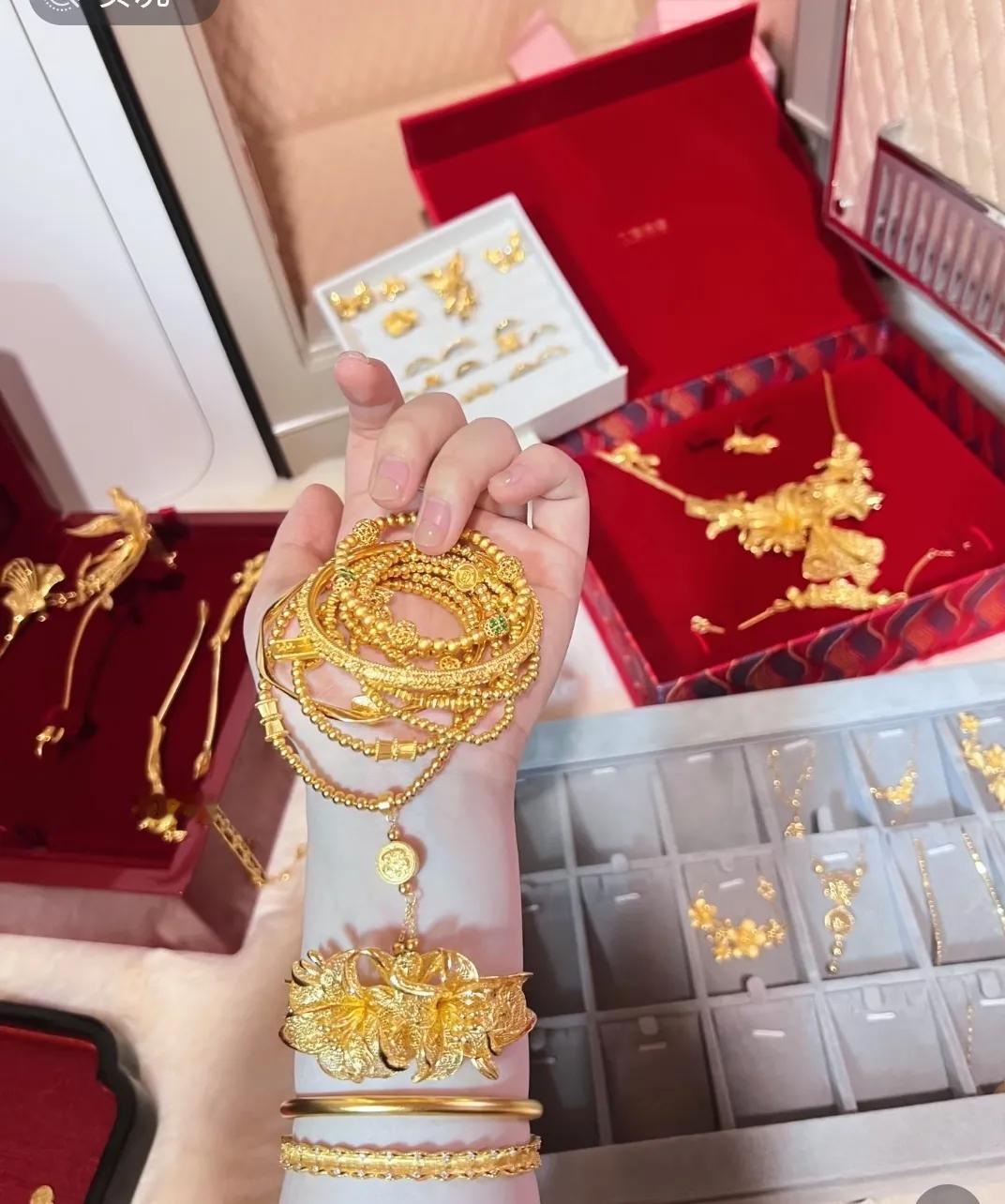 这一波疯狂囤黄金的，怕是都要哭都没地儿哭。眼看着金价还在高位