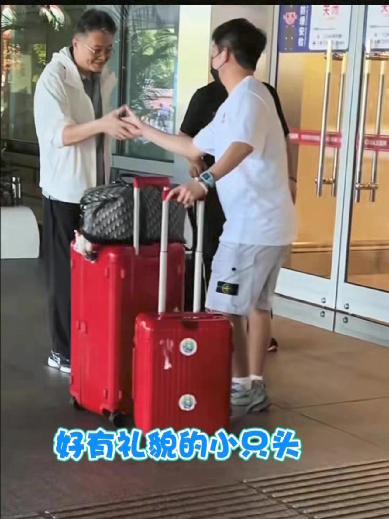 林诗栋见到魏桥的祖师爷，弯腰握手！小石头也是有礼貌的，打球桀骜不驯，但是为人处