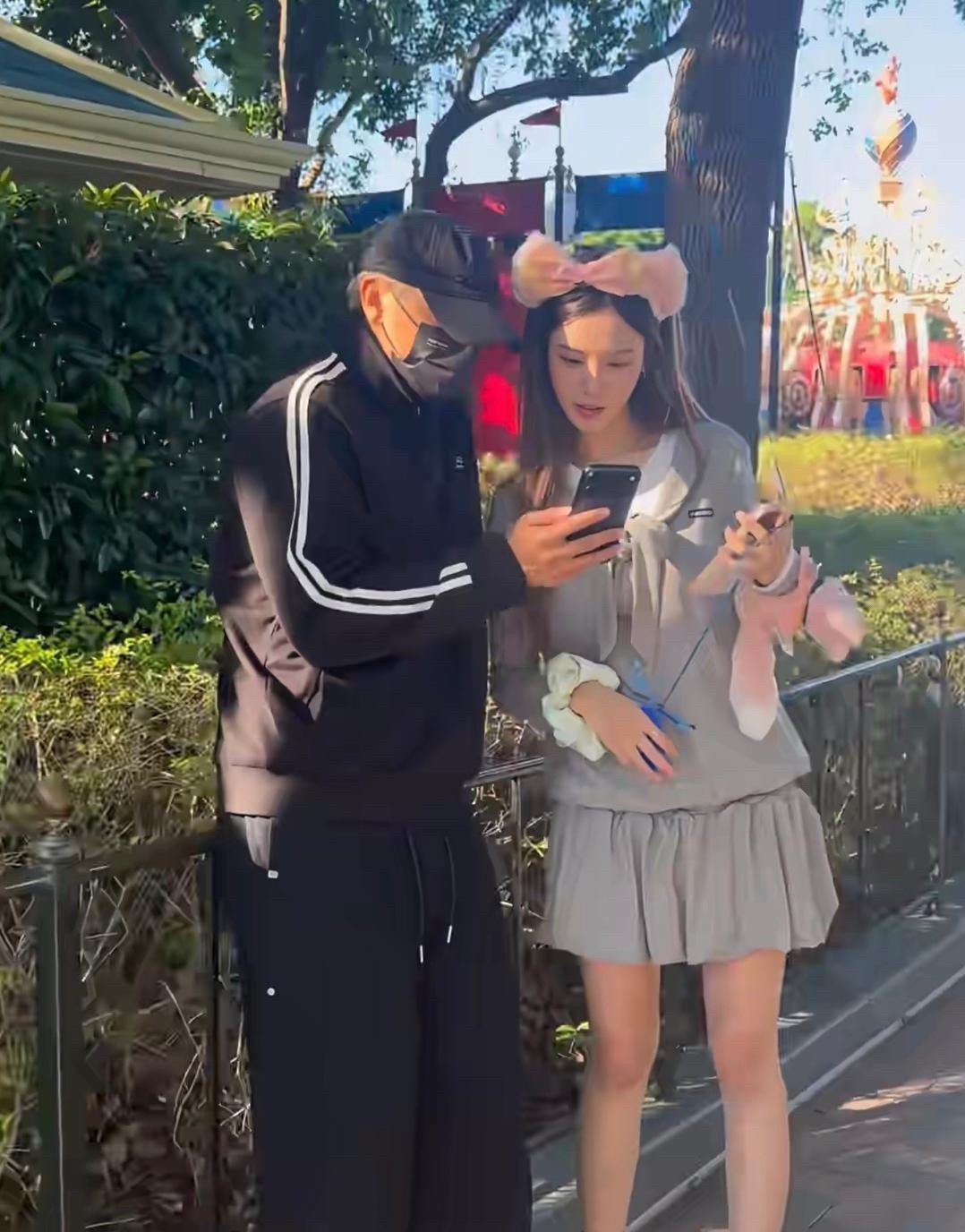 偶遇黄子韬陪老婆徐艺洋去迪士尼过生日，黄子韬瘦的认不出来了，他现在还有女友粉吗？​