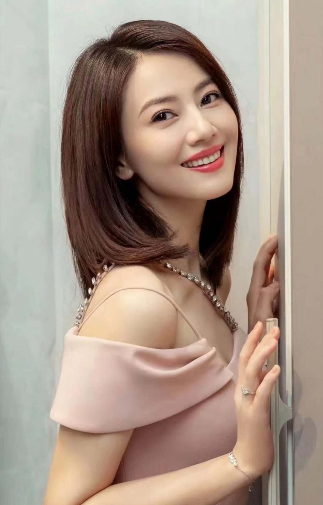 高圆圆依旧是当年的模样，岁月似乎没在她身上留下痕迹，依旧是女神般的存在