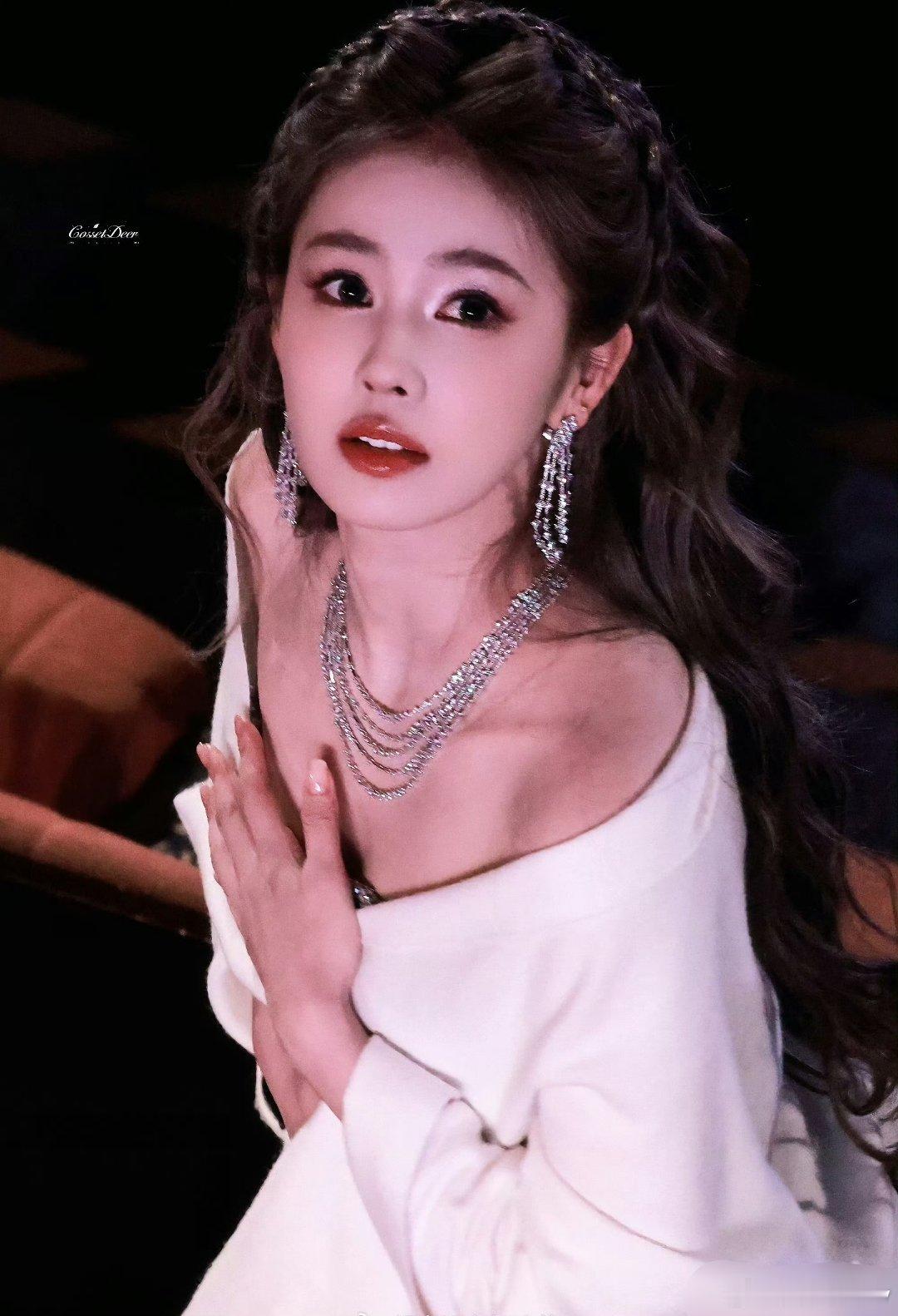 白鹿第二套美得很权威，真蓝孔雀公主​​​