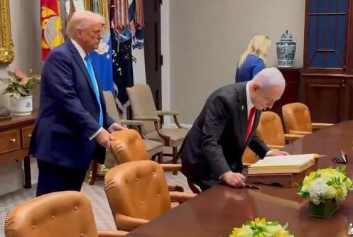 看看美国总统特朗普见了以色列总理内塔尼亚胡是什么样子，为内塔尼亚胡调整座椅，然后