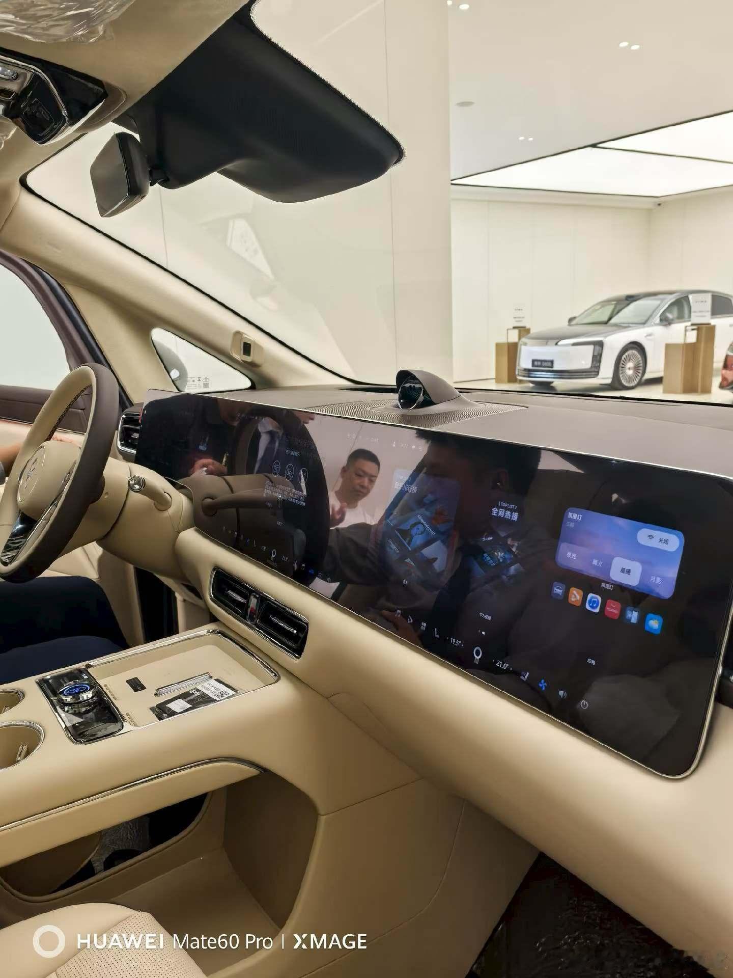 智界V9到店后看车用户还是挺多的嘛，这台车一定要坐上二排，然后打开机械按摩。大