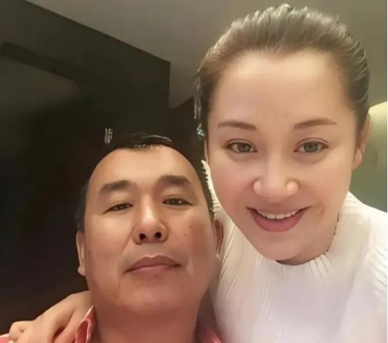 1997年，已有家室的富商刘波追求许晴，豪掷3000万买下北京一座四合院，作为他