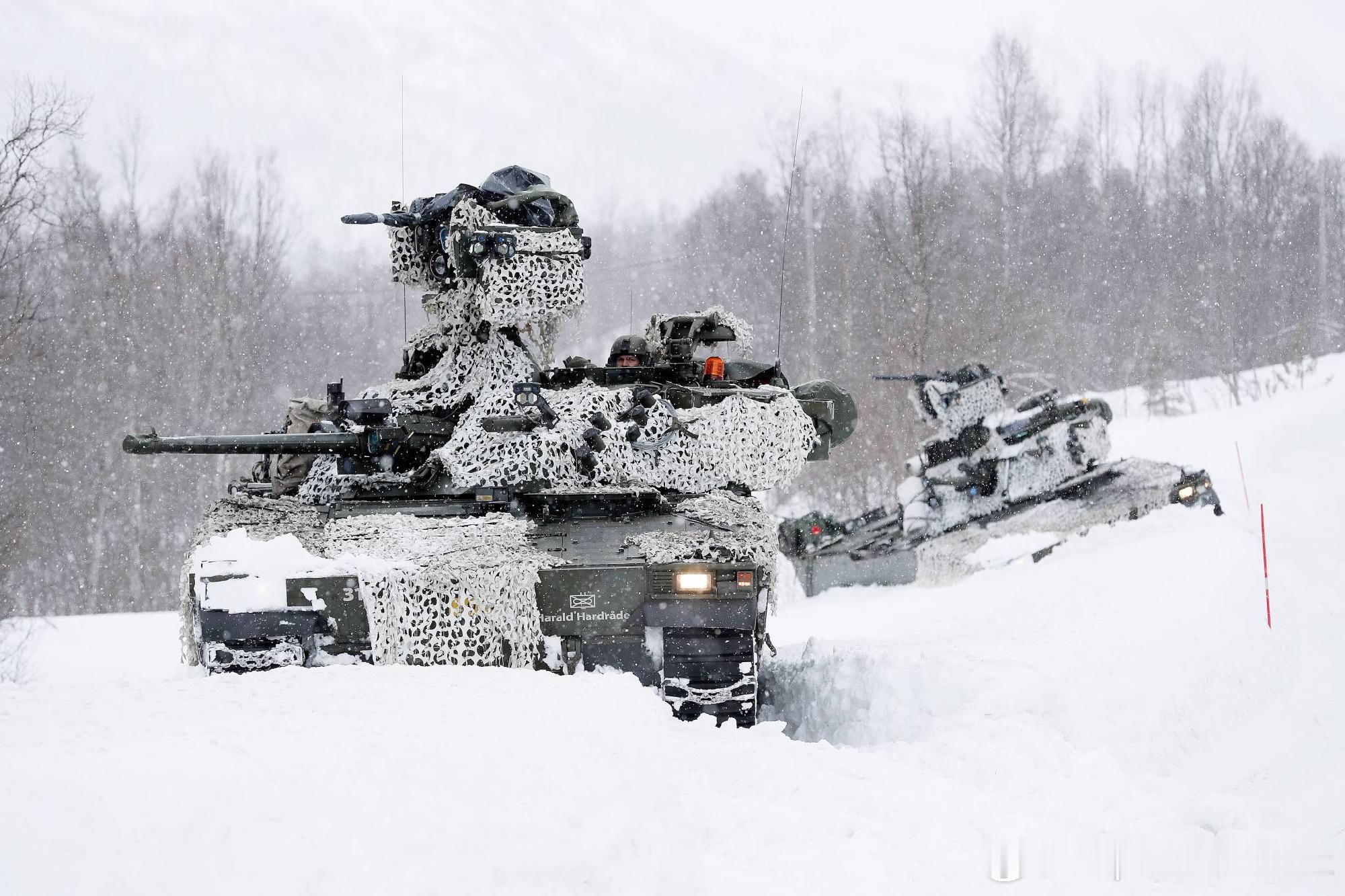 雪原中前进的CV90步兵战车军事历史全触达
