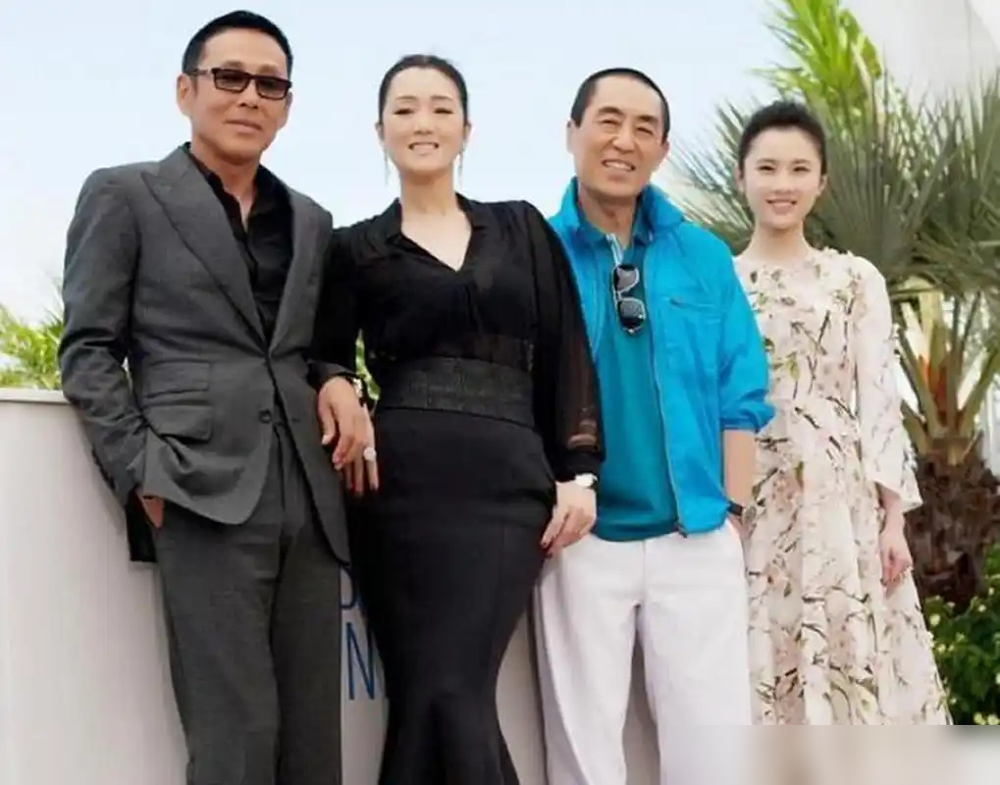 14年戛纳《归来》首映的合影，骗了所有人十几年！之前多少网友扒站位抠表情，说张艺谋巩俐旧爱重逢同台，