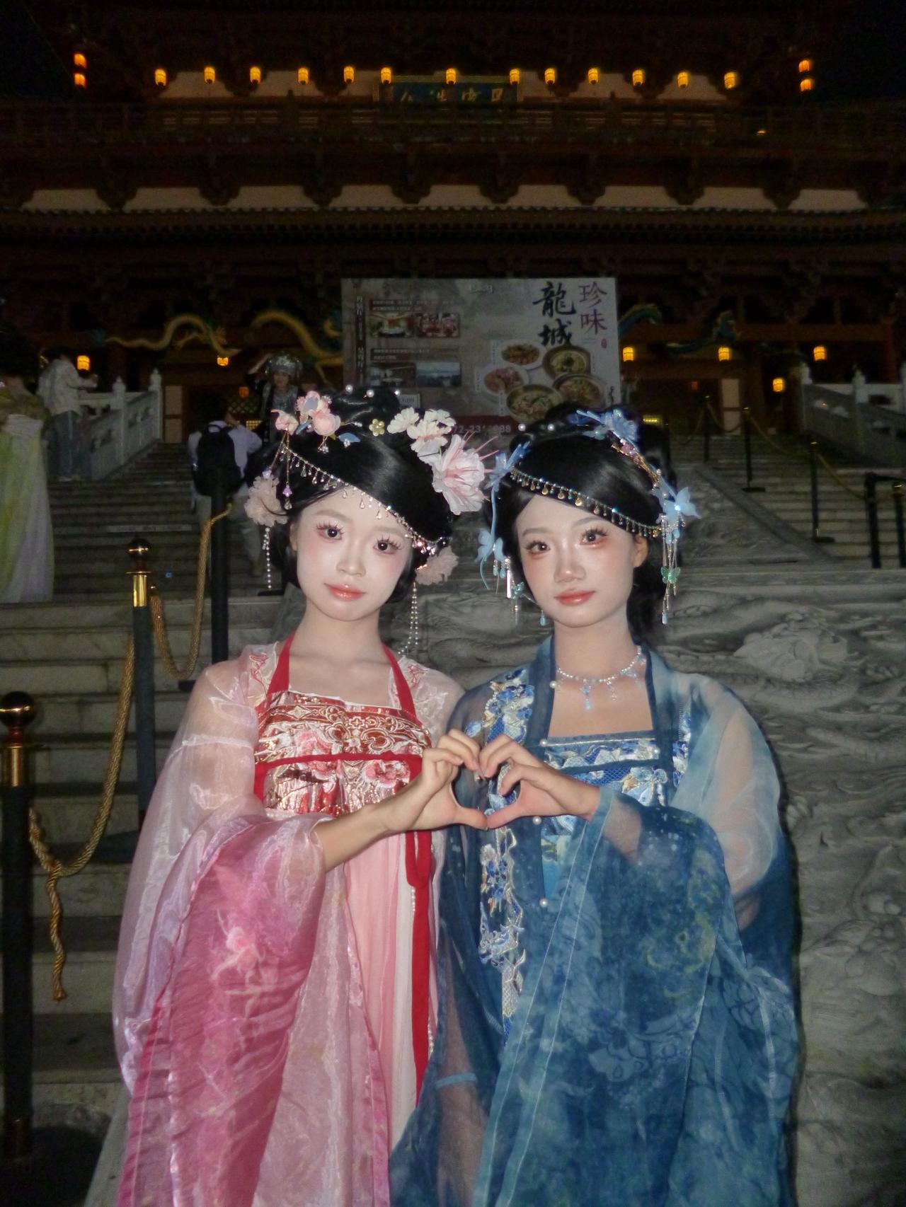 古镇打卡照小女孩汉服穿搭夜游汉服打卡汉服小囡囡古风夜景打卡地