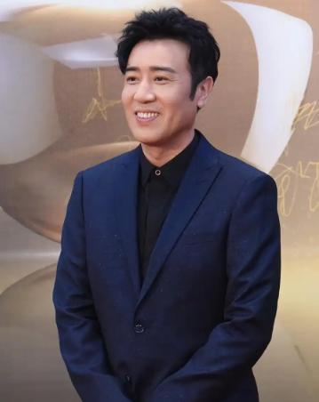 演员于和伟说：“我妈那一辈人真的有些重男轻女，在她生前，她经常骂我大姐，并且骂的