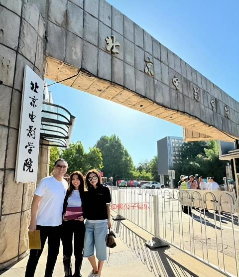 钟镇涛与妻子范姜近日陪同女儿钟懿前往北京电影学院报到。据悉，多才多艺的钟懿不仅展
