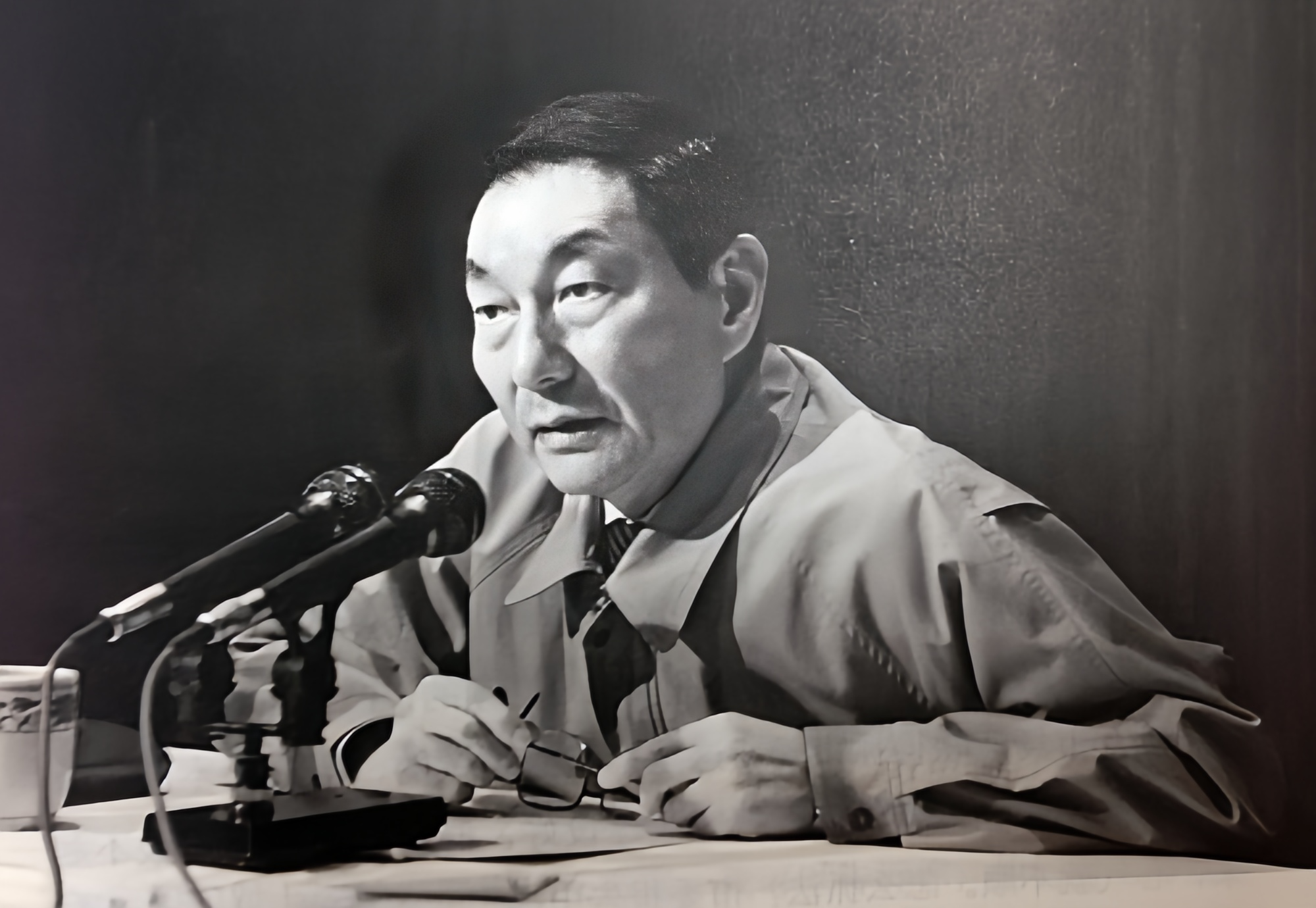 朱镕基到上海当市长，市长办公室秘书通知各局委领导10：30准时开会。有一位领导接
