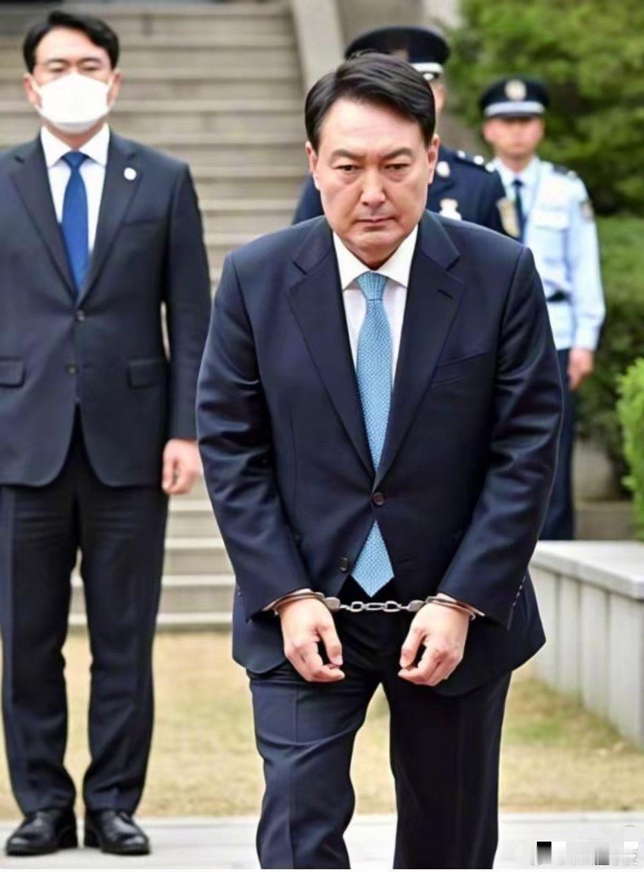 尹锡悦处境非常糟糕！糖尿病恶化、患眼病可致盲！戴手铐脚镣外出就医，其“狱中特权”