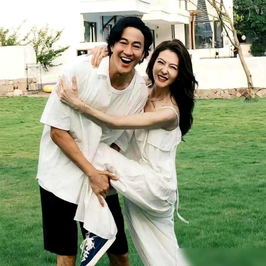 何润东结婚10年，愣是没要孩子。不是不能生，是他把财产全交给老婆管，自己扛下了丁克这个决定。在娱乐圈