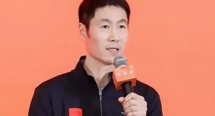 王励勤太高兴了，看到自己一手培养起来的陈熠在澳门冠军赛首轮竟然能3-1战胜韩国乒