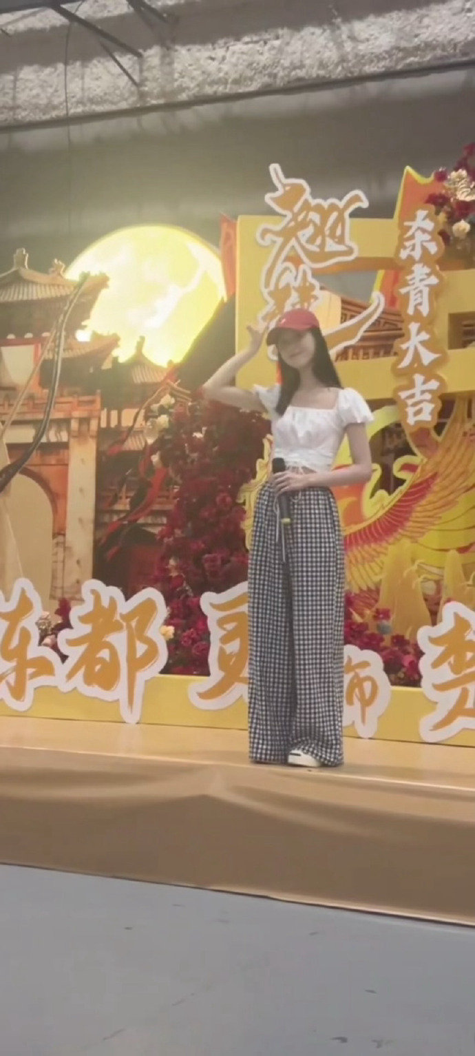 陈都灵和粉丝击掌陈都灵亲手送粉丝花束陈都灵和粉丝击掌，谁懂杀青现场的都都不仅