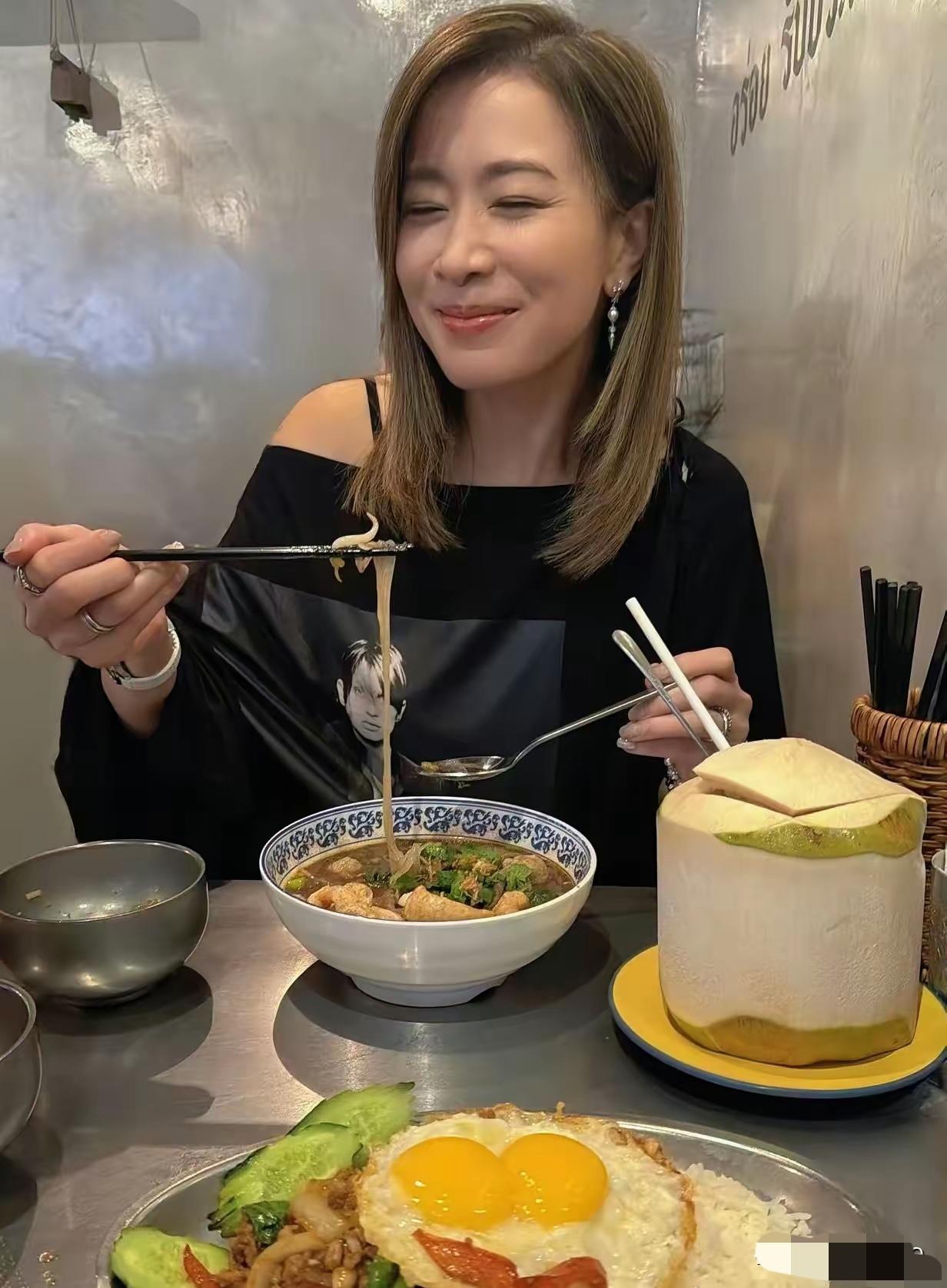 佘诗曼吃的是什么，看上去吃的非常开心