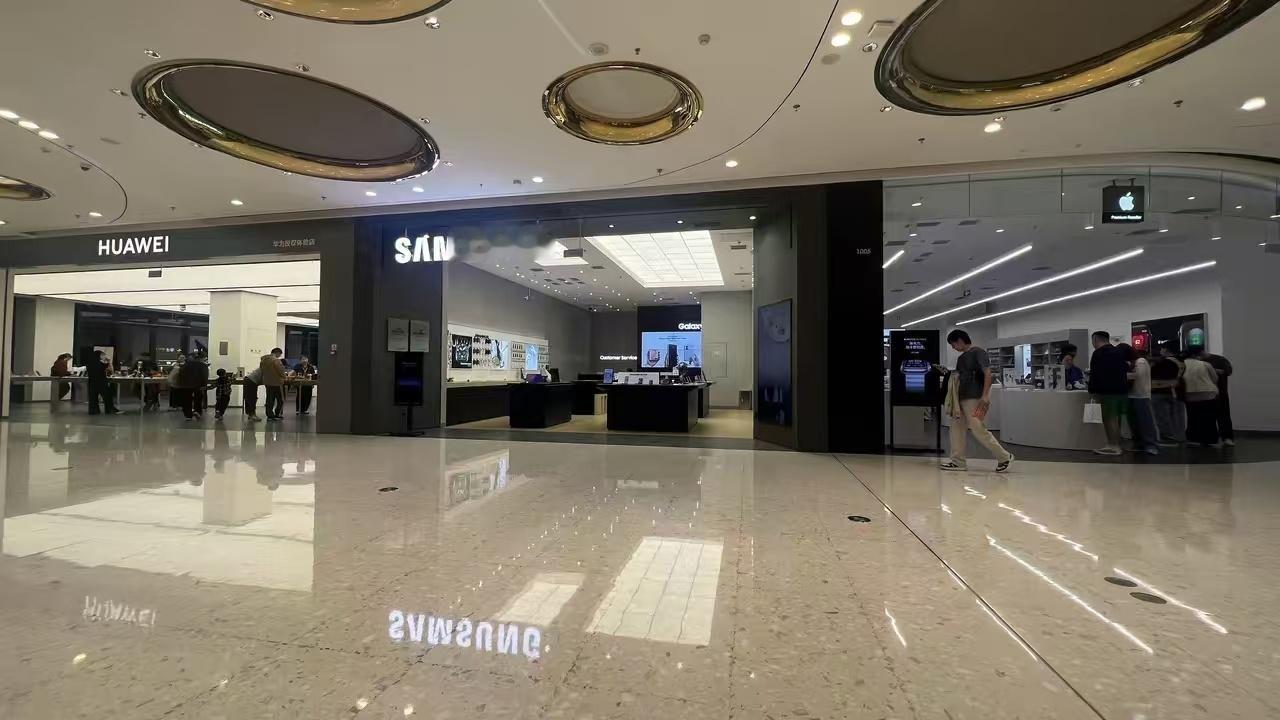 这目前就是华为，三星，苹果在国内的现状了吧，最左边的是华为，人山人海，店面超大，比三星和苹果店面加起