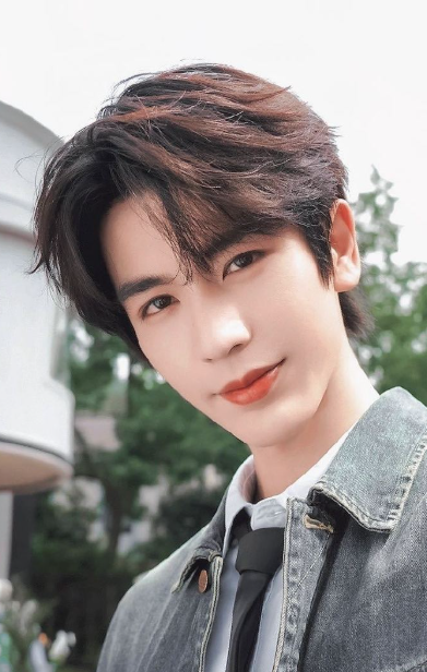 尖叫之夜的张凌赫太会撩！被土味情话撩到害羞，领奖与徐若晗比心，后台送柚子叶祝福超