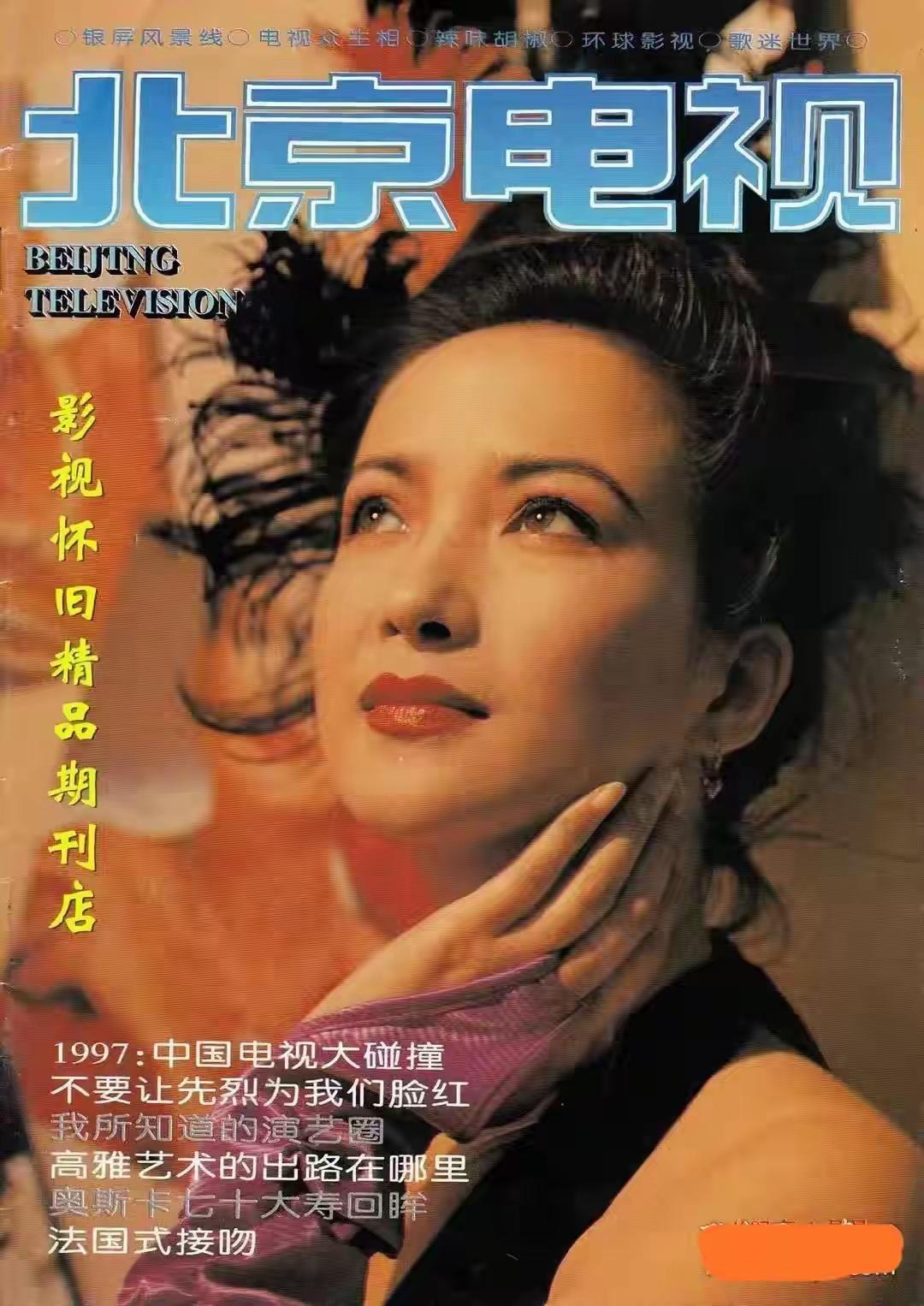 何晴某个角度看有种混血儿的感觉，抚摸着白羊的她笑得可真明媚。其实她的一生也无憾了