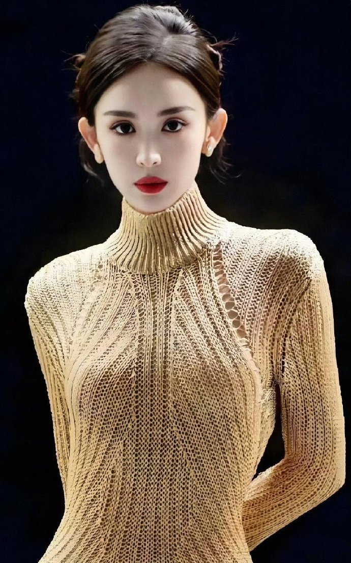 还以为娜扎穿的是镶着水晶的鎏金礼服裙，仔细一看居然是一件连体毛衣，注意力全在脸上