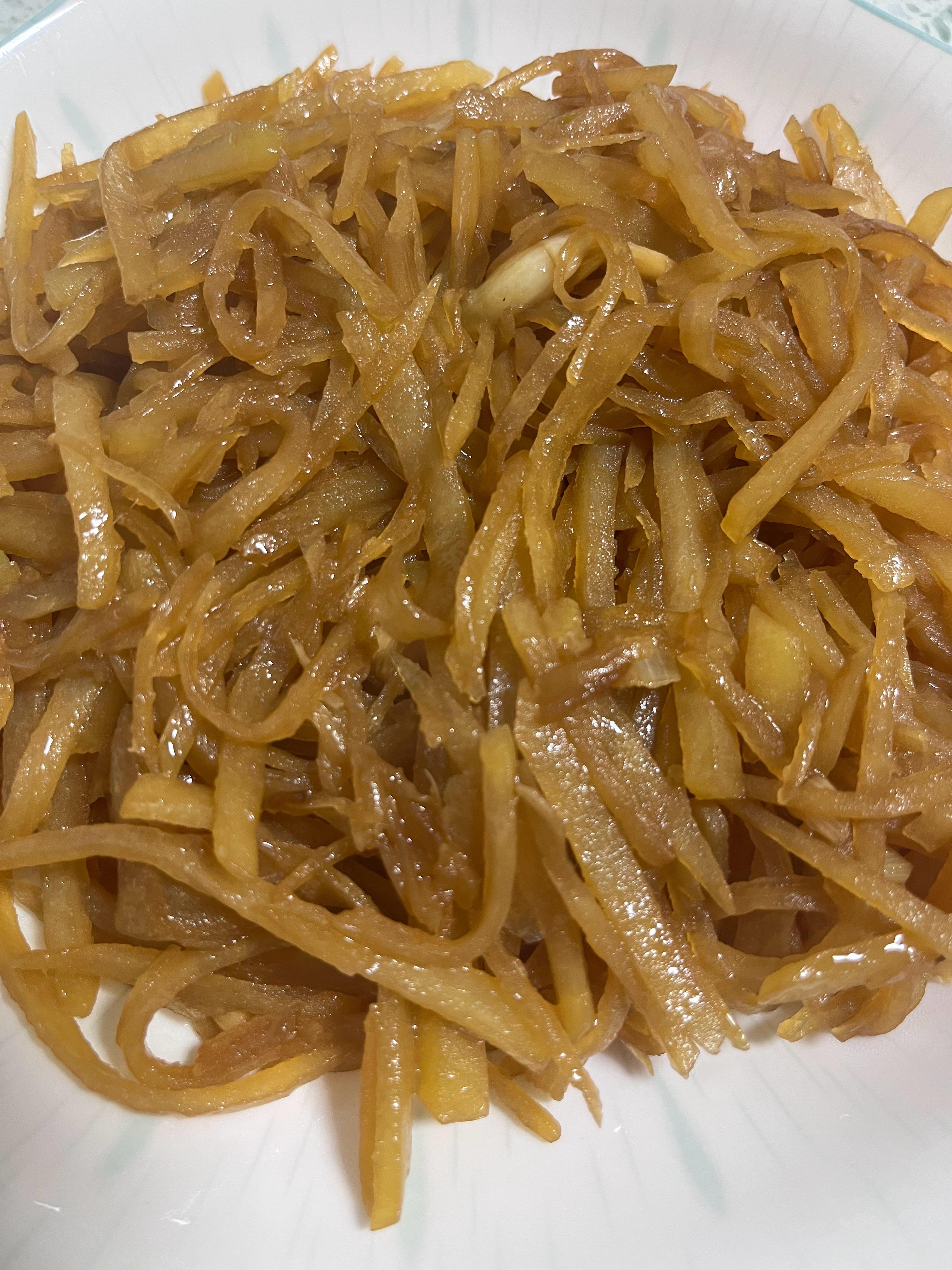 晚饭期间到，开吃～婆婆做的肉皮冻还有小豆包真好吃😋这两天努力要把大白菜干掉各种