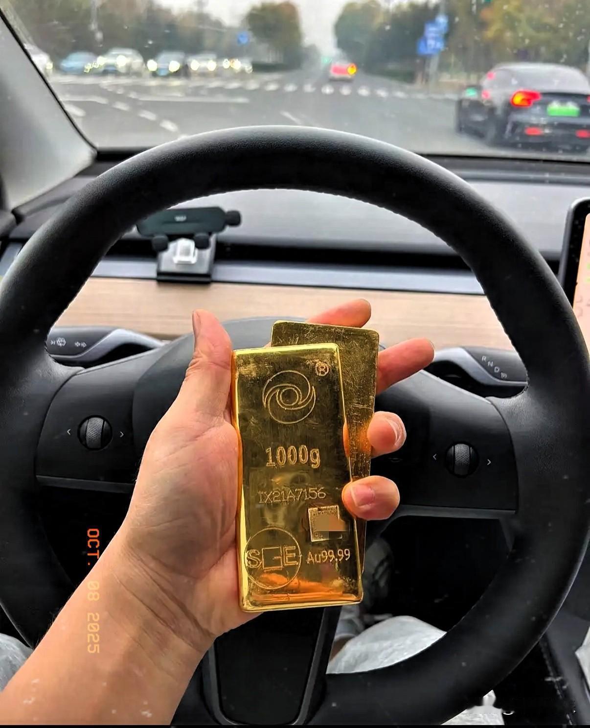 我爸干黄金回收5年了，真心奉劝大家一句话，私下跟我说：“如果有300克以上的
