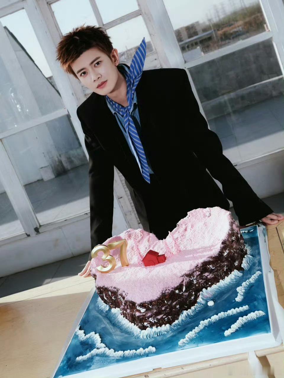 任嘉伦37岁生日快乐🎈，永远18岁！