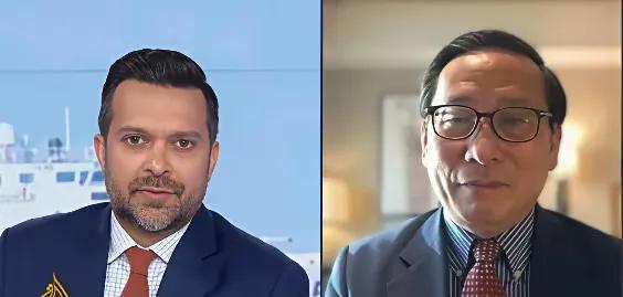当英国记者马克·史密斯抛出那个充满预设陷阱的问题时，他或许期待着一个局促不安的辩