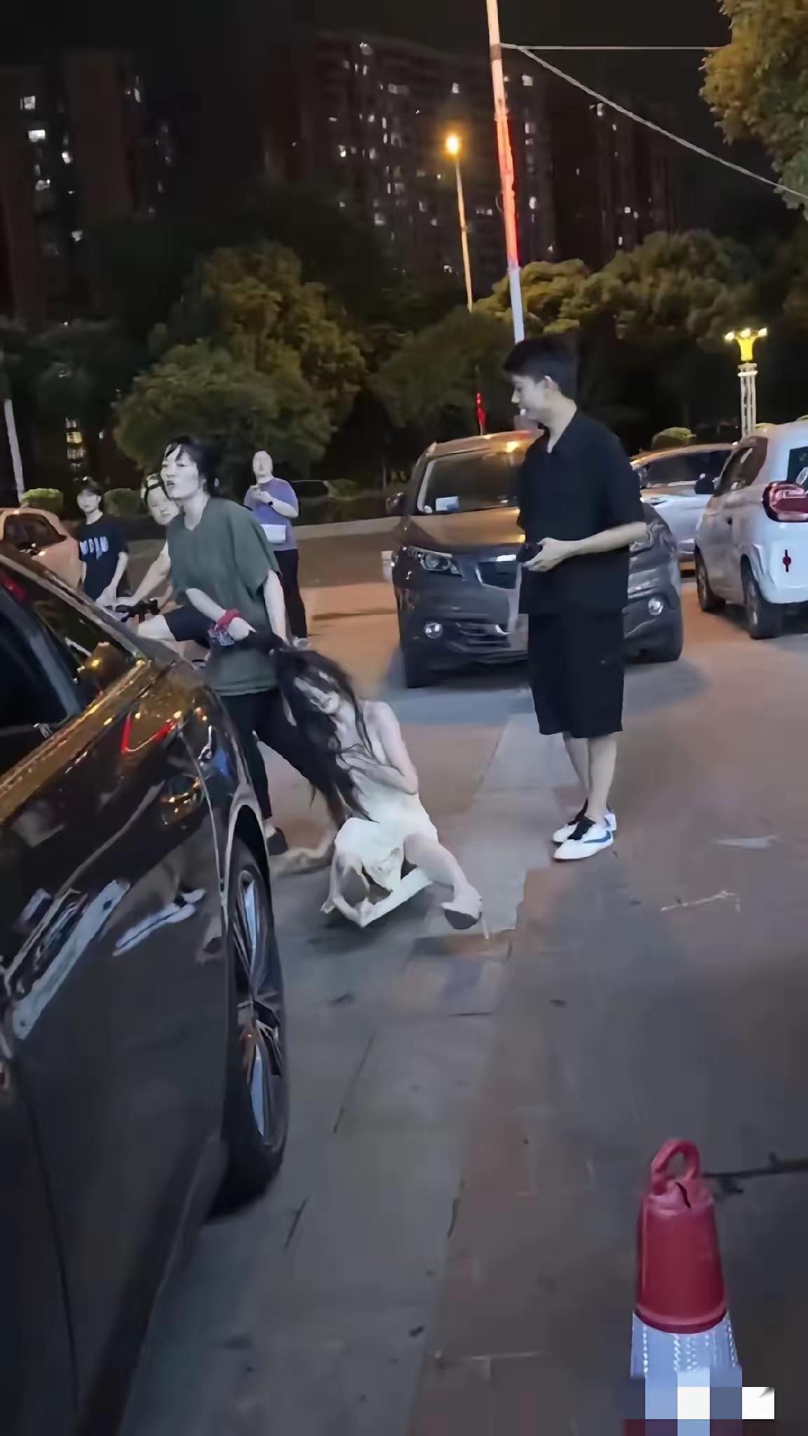 她扯掉小三裙子的下一秒，我就知道，这个原配是来索命的​那天商场门口，白裙子那女