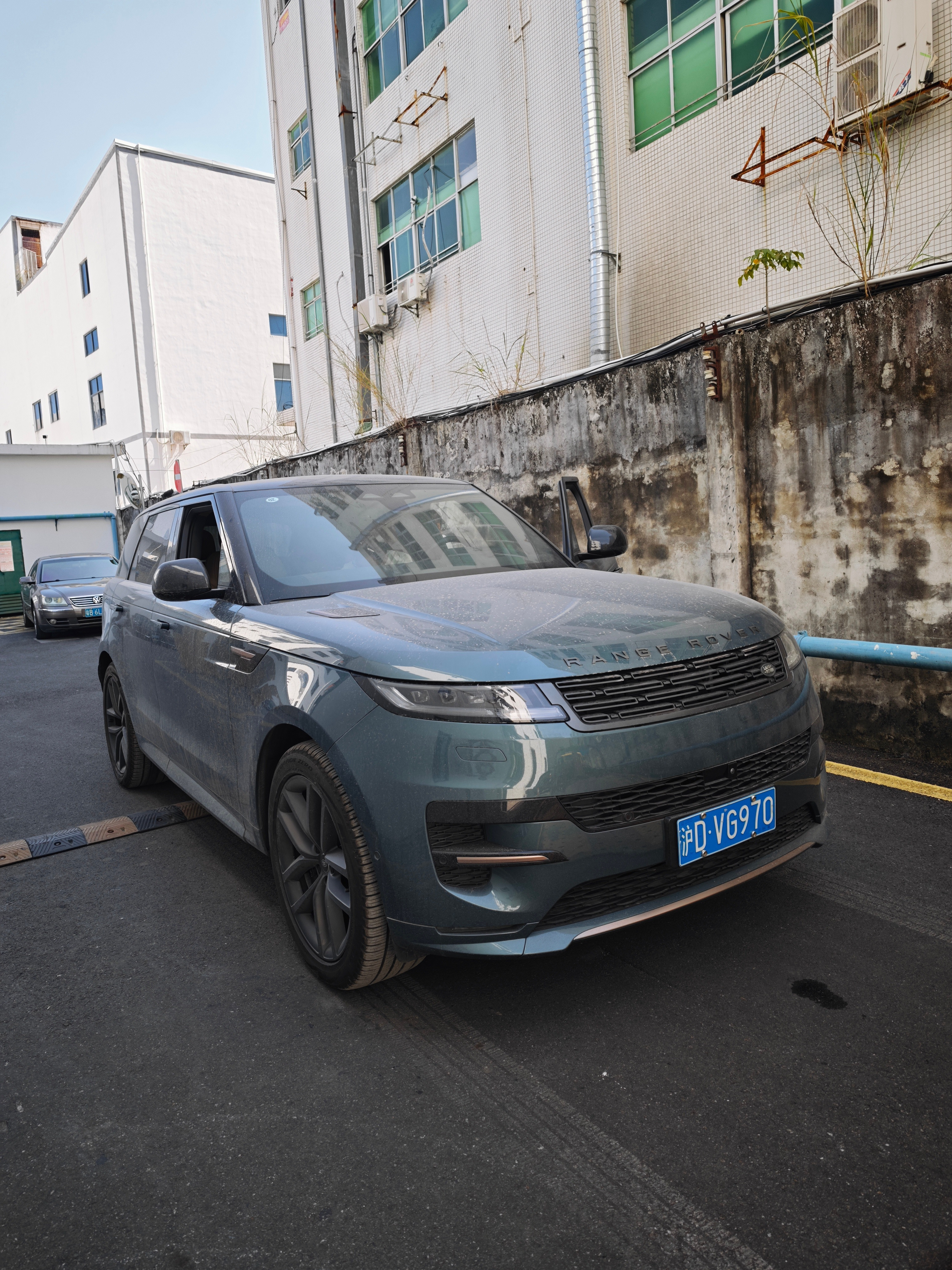 成功人士有多快乐？我找虎子借了一台揽胜运动，这几天咱们也感受下这份尊贵，不过我发