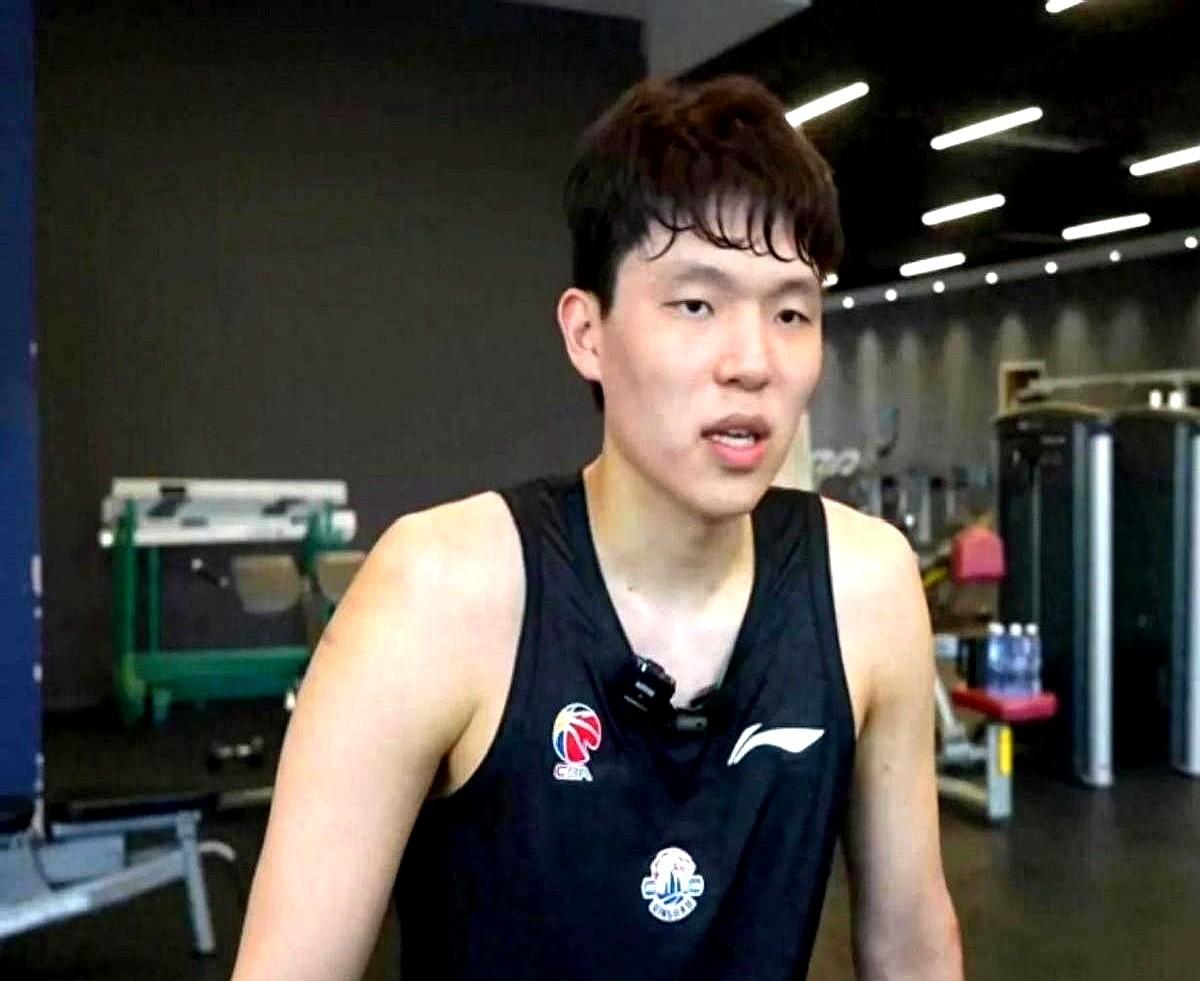杨瀚森一句话，把中国篮球的遮羞布给扯下来了。人家NBA那边，球员接球就直接冲击