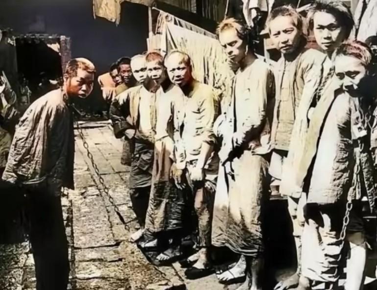1900年，一群即将被清政府处决的义和团成员，从照片上可以看出，他们的辫子已经被