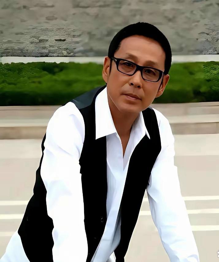 陈道明说：“男人离婚，如果你没钱，后面也很难再找，基本上是孤独终老。女人离婚，没