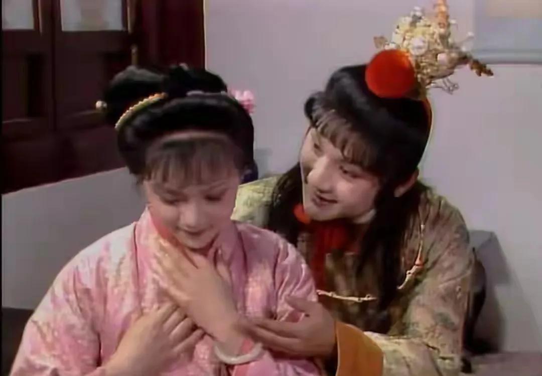 王夫人坚持金玉良缘，拒绝木石姻缘这里面跟王熙凤和贾琏还有关系呢。有些网友会说这怎