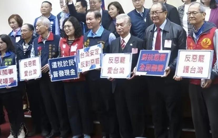 万万没想到民进党的大罢免要熄火了，因为岛内有55个社团站出来到“立院”表达反恶罢