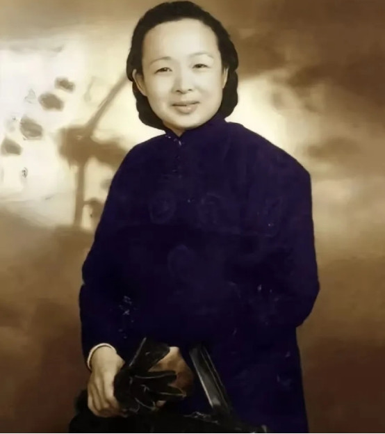1949年，谢晋元的遗孀向陈毅要了一个房子，陈毅就把吴淞路466号送给她，几天后
