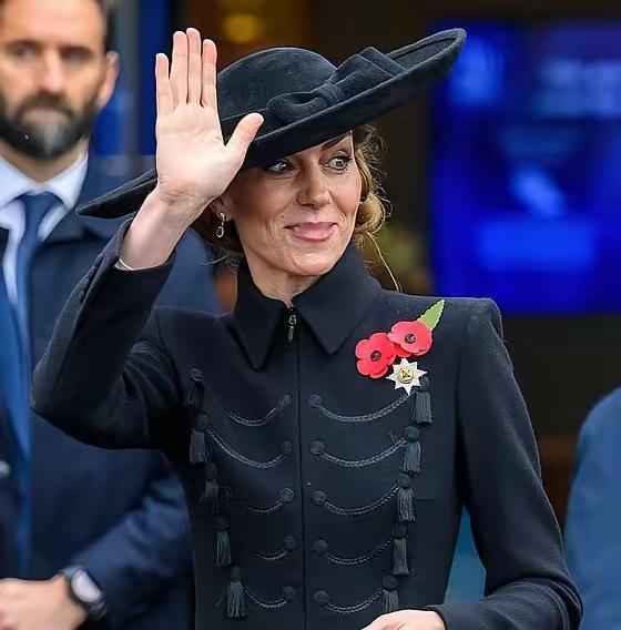 这还是那个，美丽大方的凯特吗？谁也没有想到，在纪念日露脸的凯特，如此的沧桑和憔