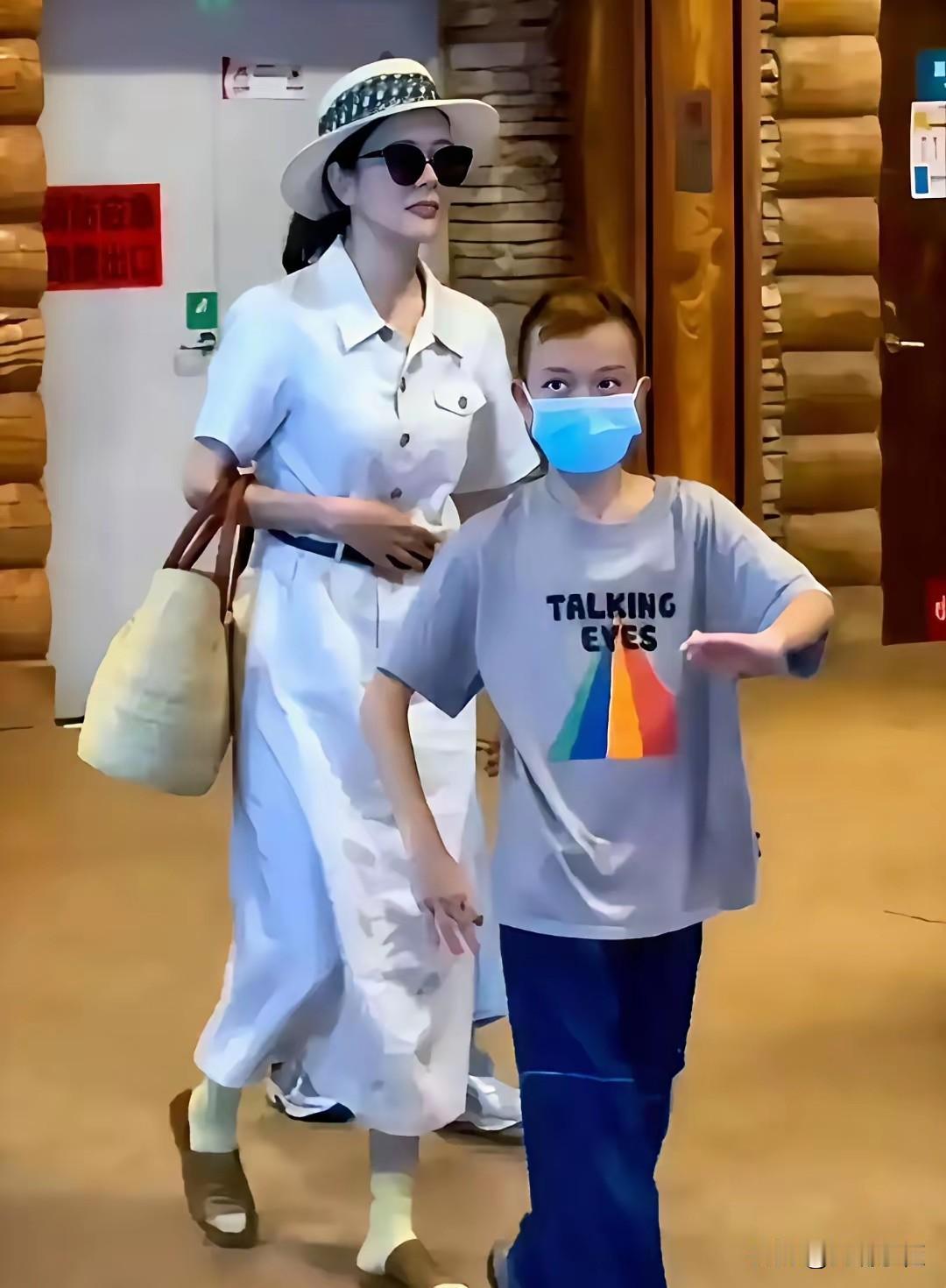 杨乐乐带儿子现身，汪十安眼神充满警惕。杨乐乐开始做自媒体后，整个人看起来接地