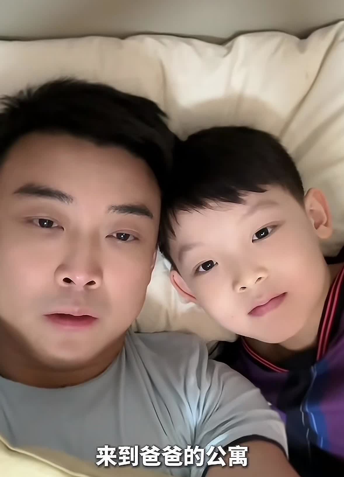 天哪，王皓虽然家在北京，但一样逃不过住集体宿舍的命运。王皓的老婆闫小雅发了小儿子