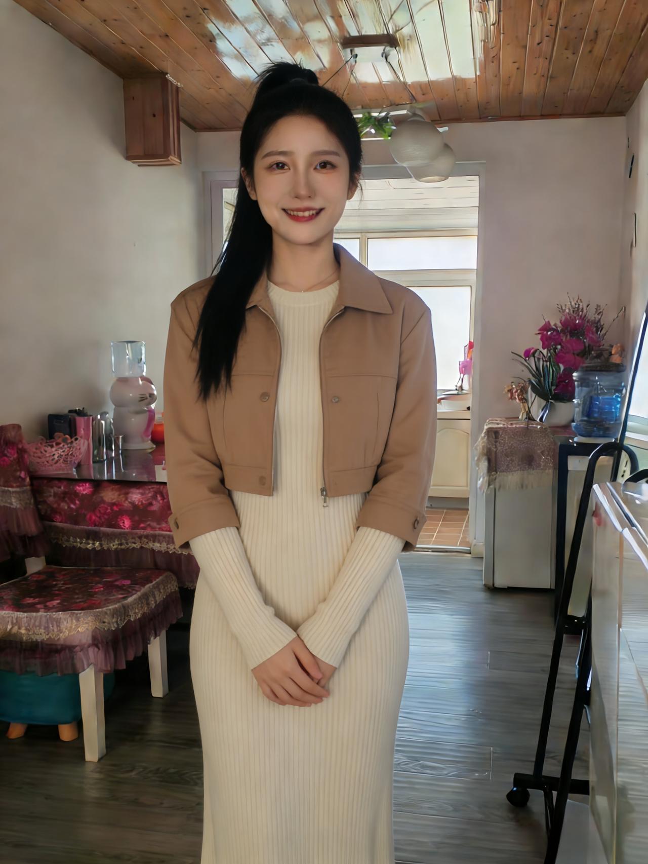 木檐承日透清光，雅立中庭态自扬。驼褐短衣裁秀骨，素纱长裙曳幽香。轻鬟斜坠凝云