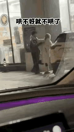 一对小情侣在大街上闹别扭，女生一直在耍脾气，男生一直在哄着她，哄了很久也哄不好，