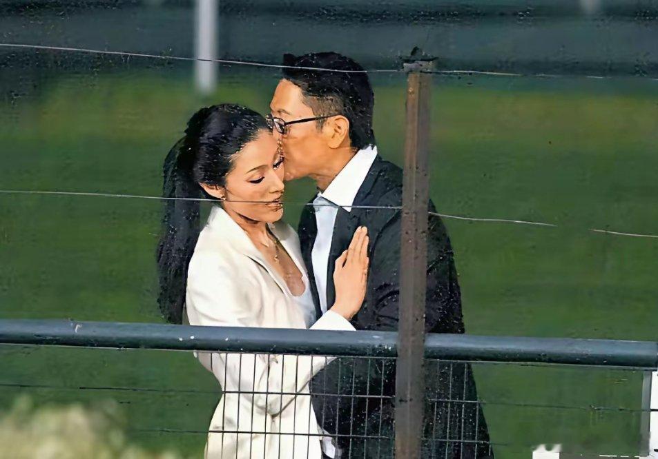 热恋时期的李嘉欣和许晋亨，在马场周围就忍不住亲闻起来！一开始，李嘉欣是欲拒还迎，