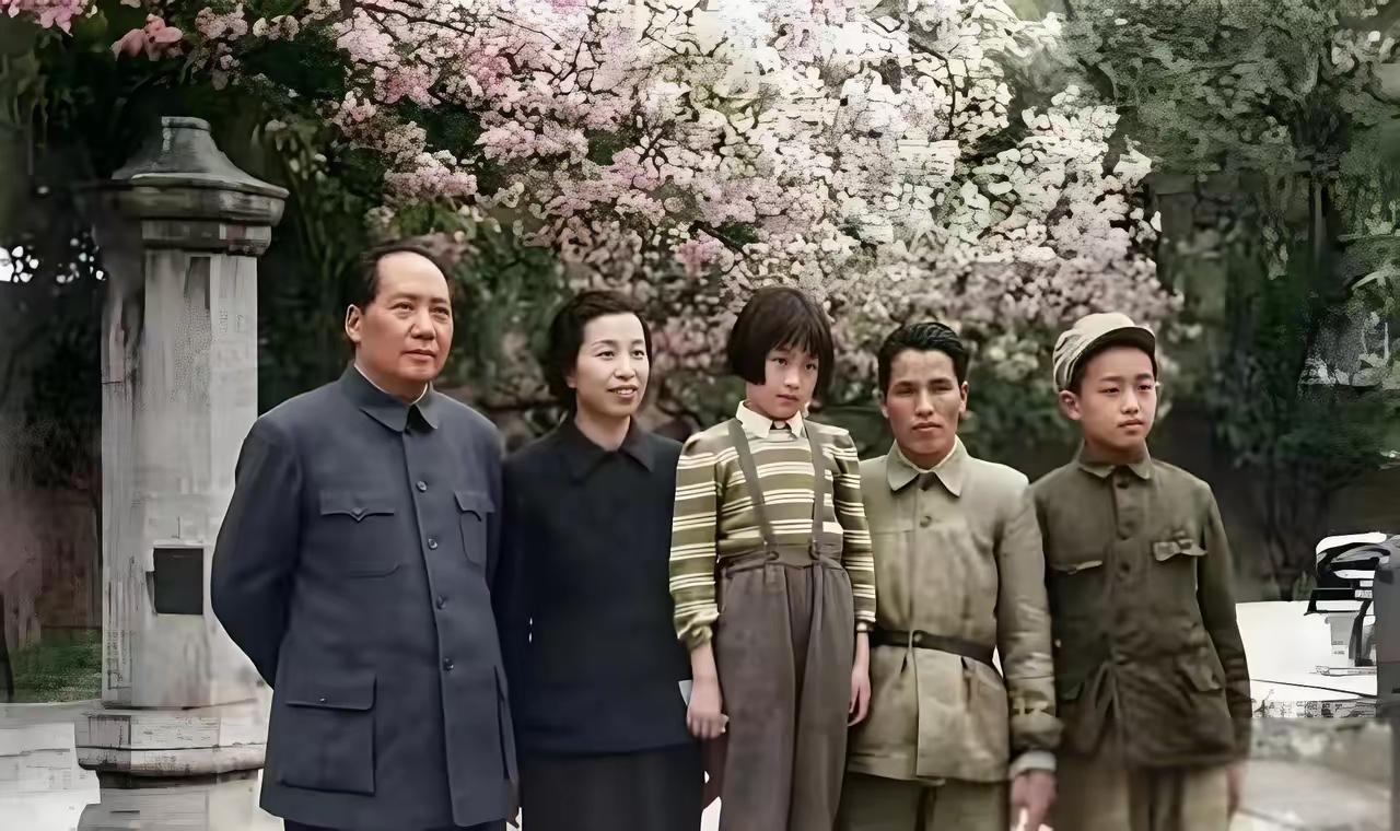 这张拍摄于1949年的北京香山的老照片，毛主席和他贴心的小棉袄李纳还有李纳的母亲