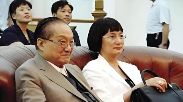 1976年，金庸提出离婚，妻子朱玫平静地回应：“同意离婚，但有个条件。”金庸未与