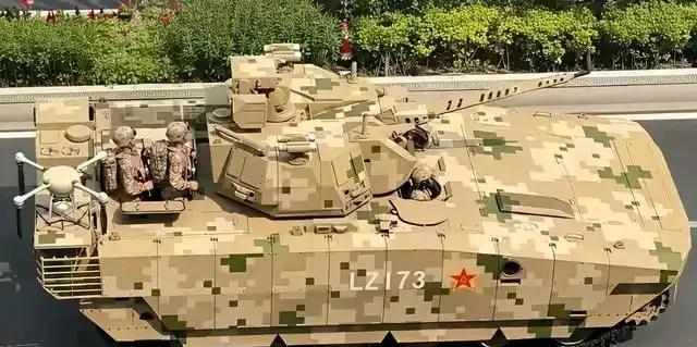 虽然说，“九三”阅兵式过去快一个月了，不过要提起陆战方队中，最耀眼、吸睛的还是1